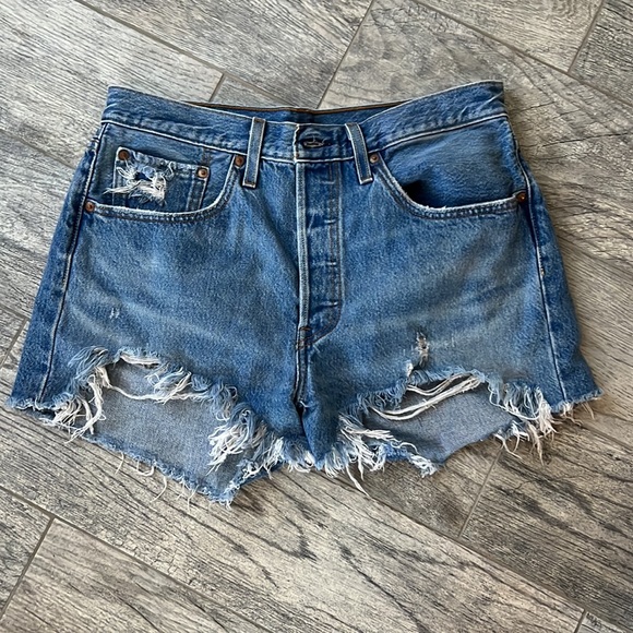 Blue Levi’s 501 distressed jean shorts - Picture 2 of 5